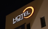 enso HOTEL LED-Leuchtbuchstaben bei Nacht